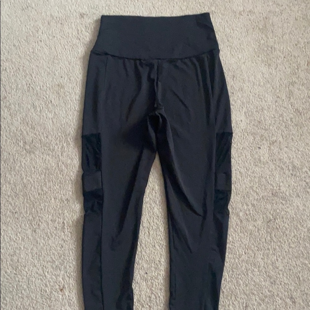 BLACK LEGGINGS